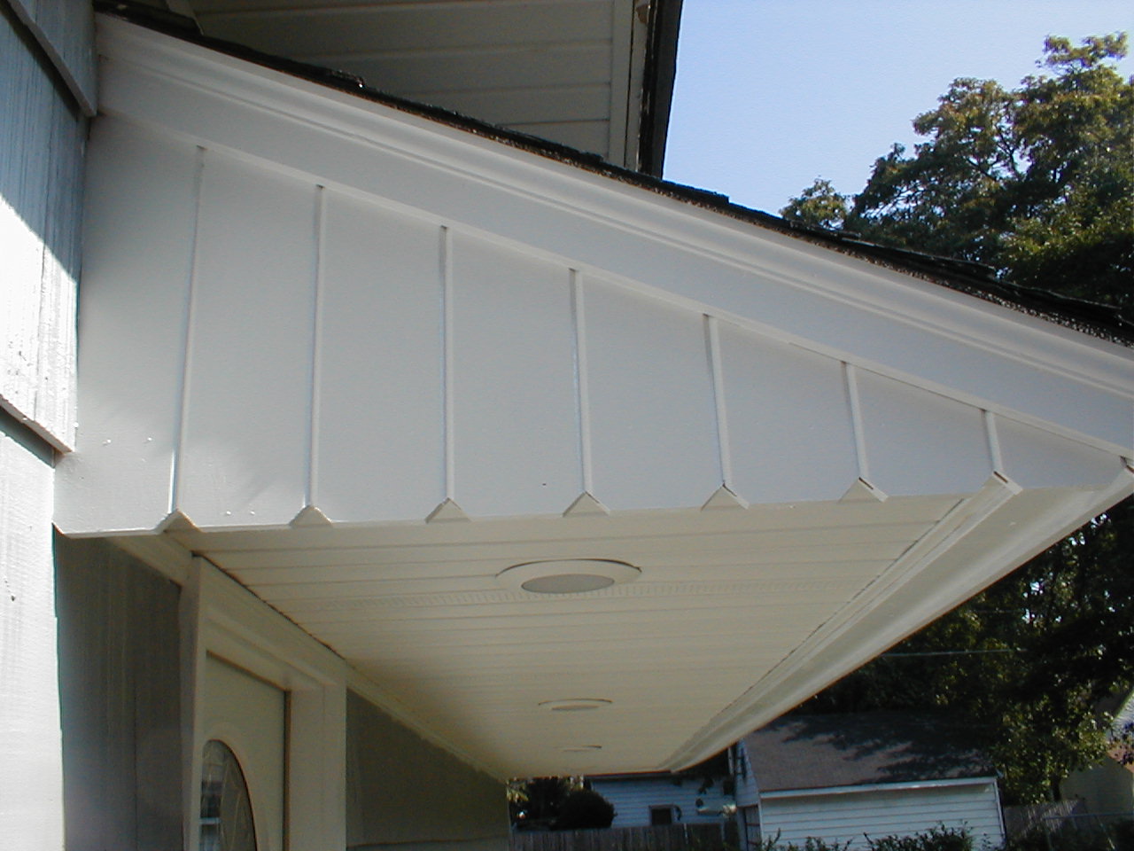 detailed view of overhang